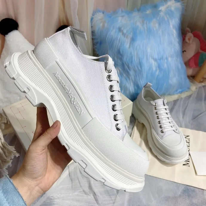 👟👟Ex-factory price 480👟👟Mc Queen McQueen’s new couple shoes! 2023ss spring model first release‼ ️‼ ️Young ladies who are fashion representatives must be in the forefront of fashion! The unique personality of the shoes adds full charm, and the shoes are super stylish. ⚠The uppers are made of customized original canvas. The color is warm and moist. 🔸The inner padding is made of imported goatskin. Full of flexibility! The round toe design allows the toes to be completely released🥰 Get rid of the original pressure of shoes! 🔸The outsole adopts the original molded vacuum outsole. The process of combining several layers of outsole is complicated. Super light and super comfortable! Super affordable ❤️ 🔸 🔸Size: 35-44 men’s and women’s sizes. The latest counter packaging low top